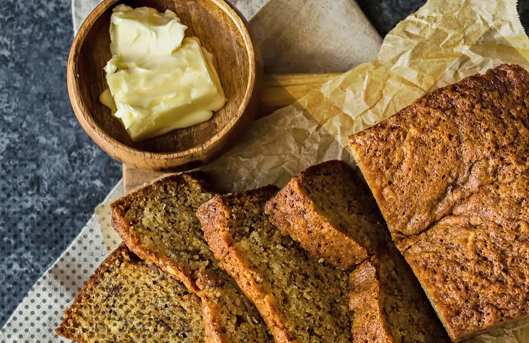 Nahaufnahme von Brot mit Butter in einer Extraschüssel daneben