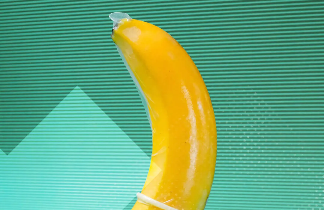 Banane mit Kondom darüber