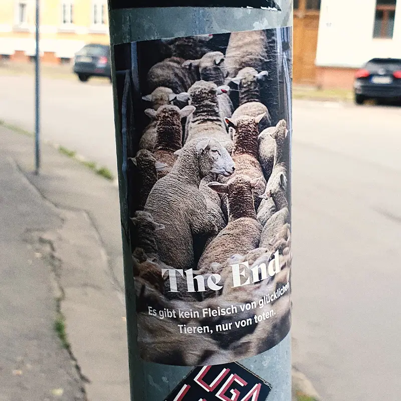 Aufkleber "The End – Es gibt kein Fleisch von glücklichen Tieren, nur von toten" auf der Stange eines Starßenschilds