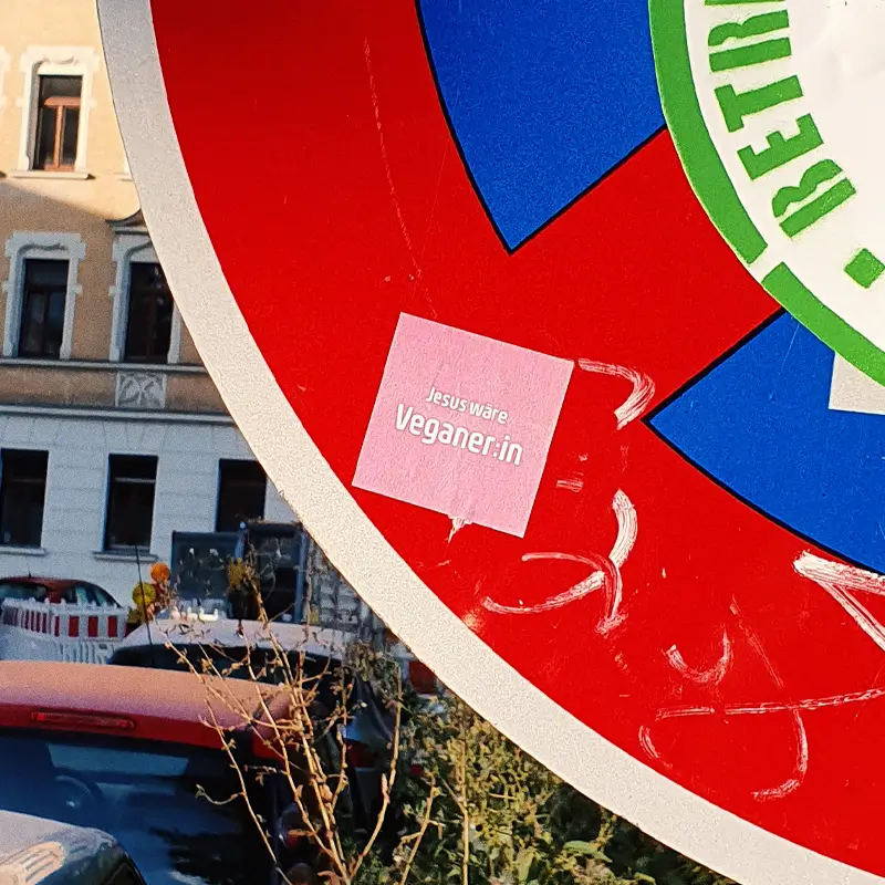 Aufkleber "Jesus wäre Veganer:in" auf Verkehrsschild