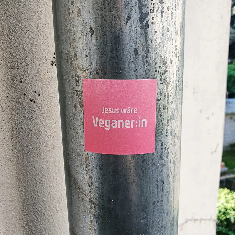 Jesus wäre Veganer:in Aukleber auf einer Regenrinne