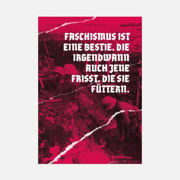 Das Bild ist eine Grafik mit starken Kontrasten und einer dominierenden roten Farbpalette. Im Vordergrund steht ein Text in weißen Großbuchstaben, der einen starken, politischen Kommentar liefert: „FASCHISMUS IST EINE BESTIE, DIE IRGENDWANN AUCH JENE FRISST, DIE SIE FÜTTERN.“ Die Textur im Hintergrund scheint abstrakt und könnte eine manipulierte Fotografie sein, die einen Schützengraben im Krieg zeigt. Das gesamte Design ist provokativ und soll zum Nachdenken anregen und eine Warnung vor den Gefahren des Faschismus ausdrücken.