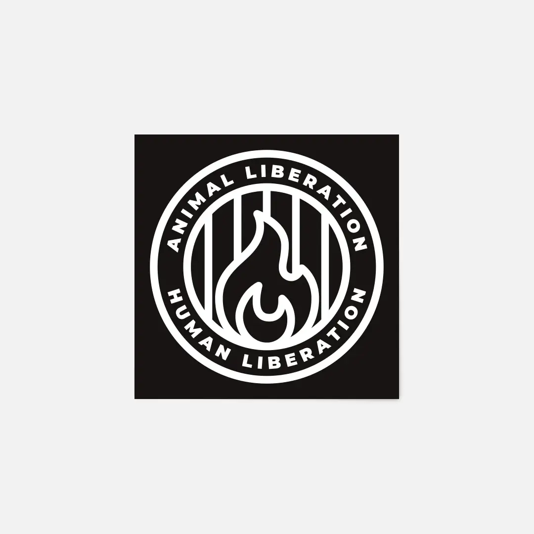 Veganer Stickewr mit Text: Animal Liberation, Human Liberation. In der Mitte Flammen über Gitterstäben