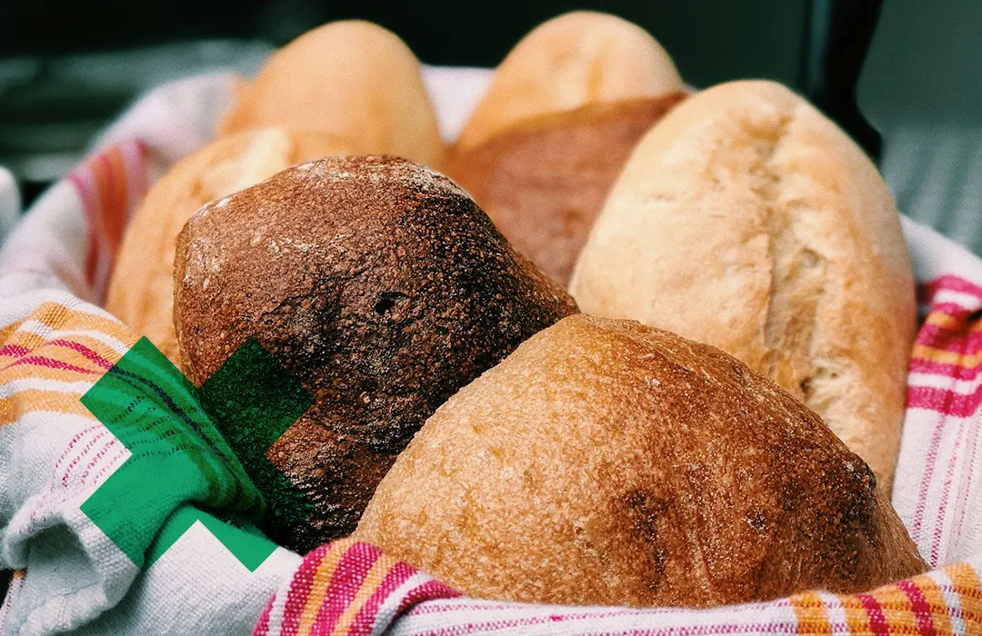 Nahaufnahme von Brötchen in einem Korb mit Tuch